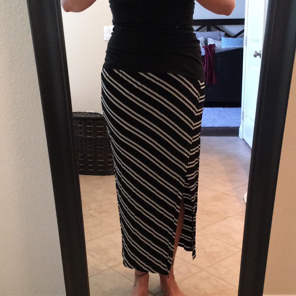 Stripped long maxi skirt.